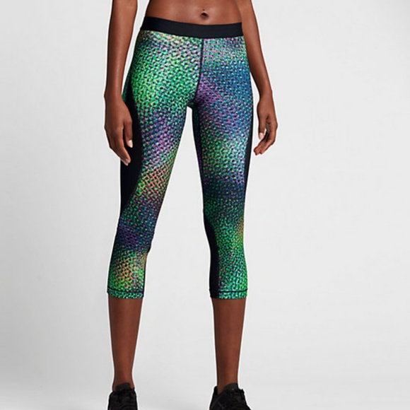Nike Pants - ⬇️SALE! Nike Pro Hypercool woven training capri
